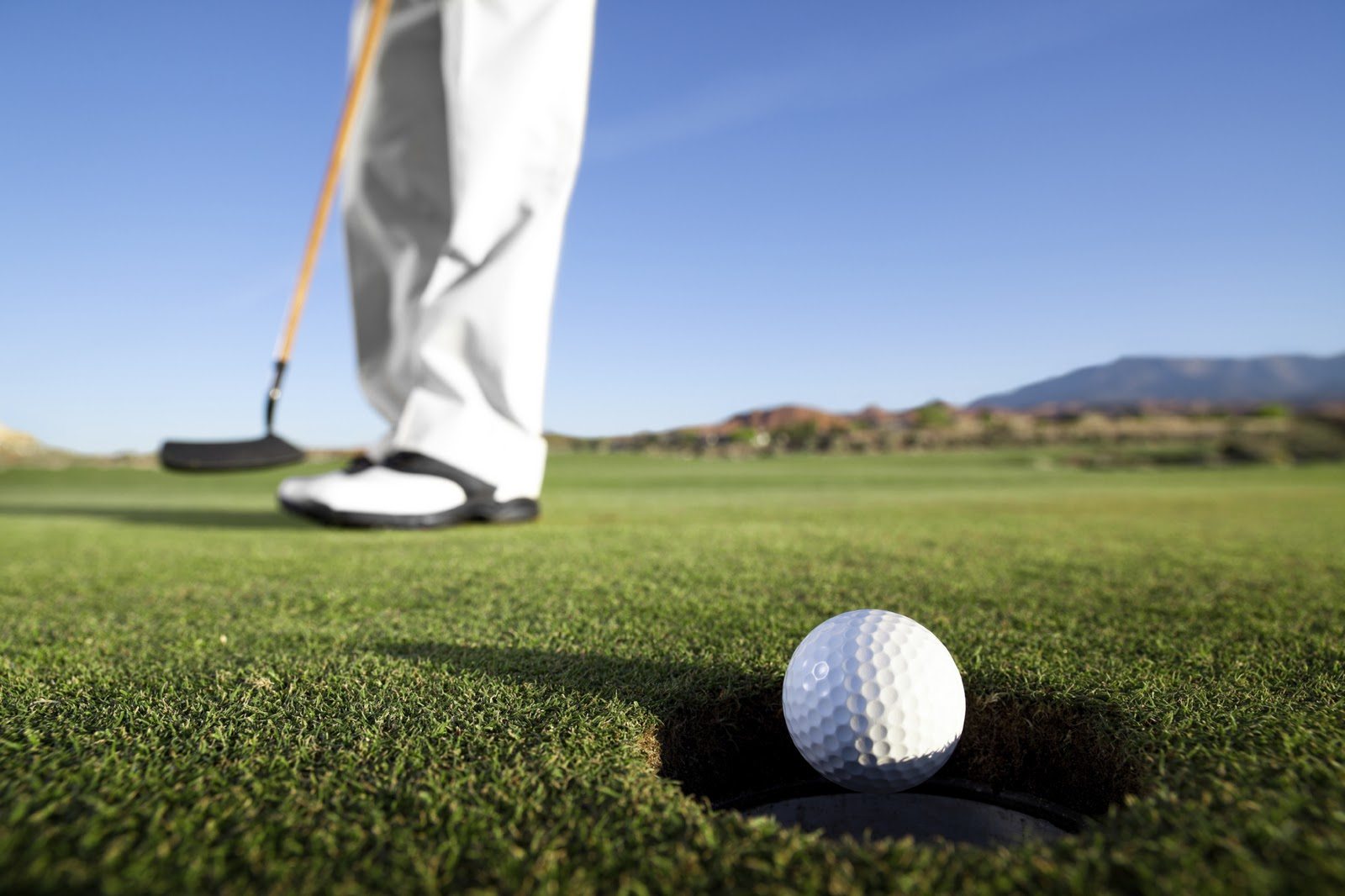 Golfer putting ConsistentGolf